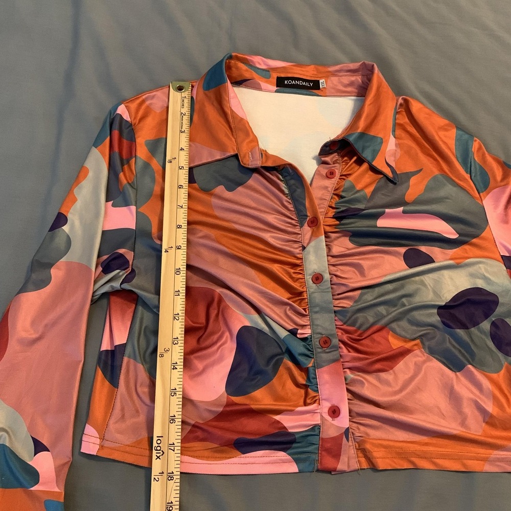 KOANDAILY Blouse Womens Medium Camo Ruched Button Front Long Sleeve Crop Top - Picture 5 of 8